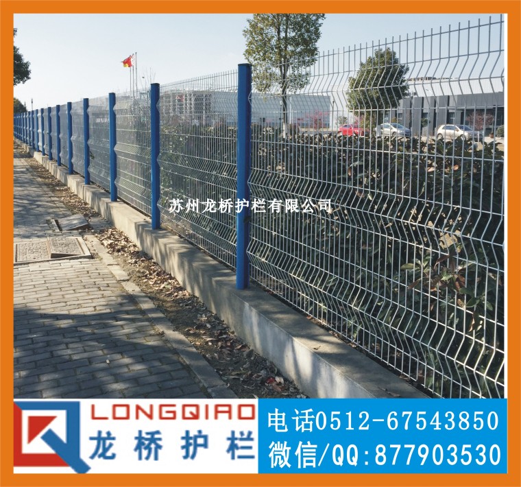 上海喷塑护栏网厂 厂区围墙钢丝网 医院桃型柱围墙围网 龙桥